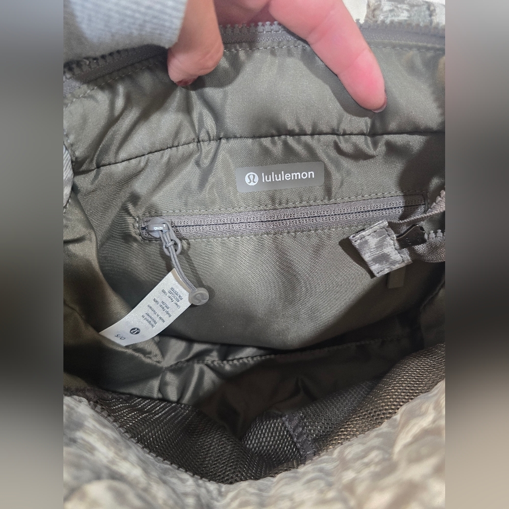 Lululemon Quilted Crossbody 5L - Picture 14 of 16
